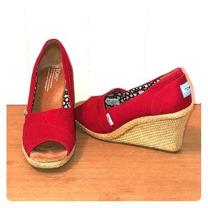 Toms women’s red wedge sandal 7W